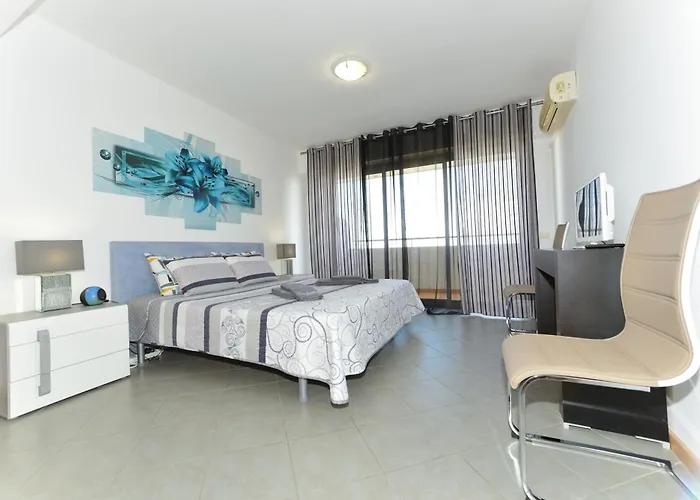 Ruby Red & Atlantic Blue In Oceano Atlantico Portimão